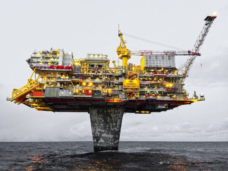 How Does Life on an Oil Rig Look Like? - Drilling Manual